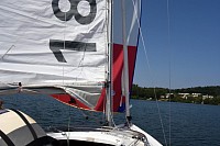 Das Vorliek erhält maxima,ev Lose , dass der Segelbauch sich bilden kann